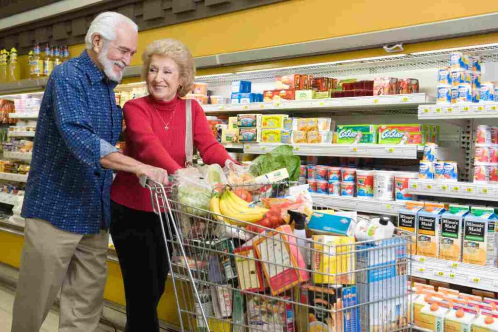 Coppia anziani supermercato