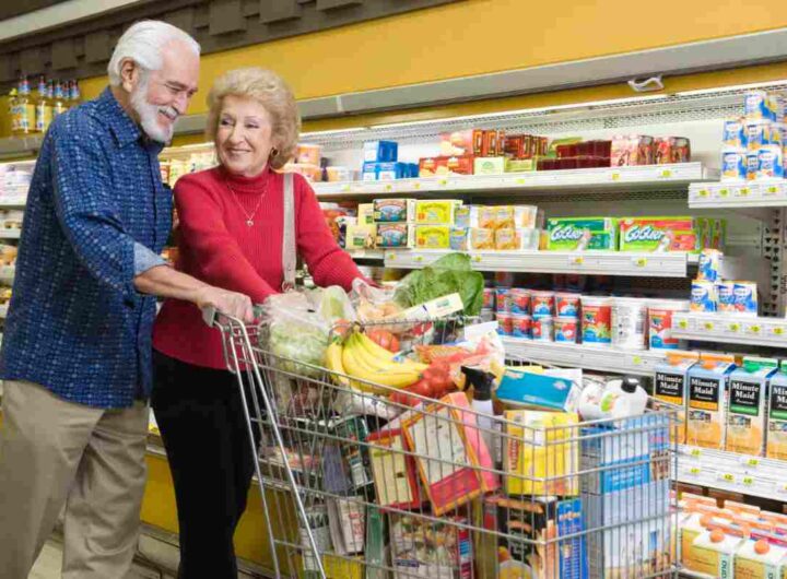 Coppia anziani supermercato