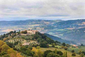 Il borgo delle castagne, un’oasi di pace tra i monti più belli d’Italia