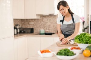 Donna in cucina
