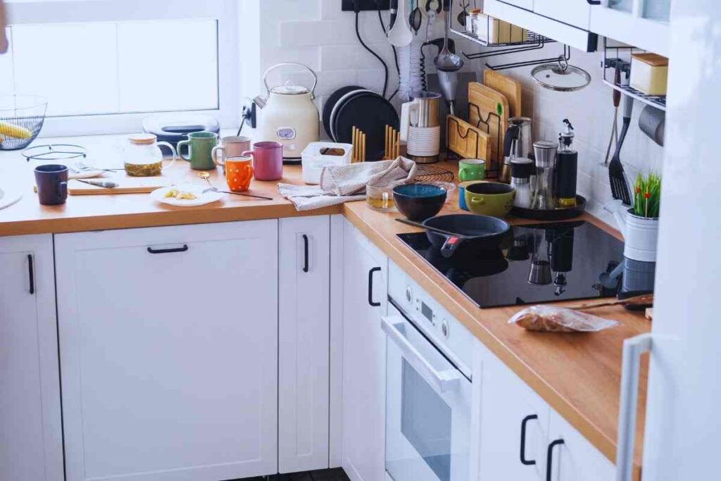 cucina piena di oggetti da sostituire