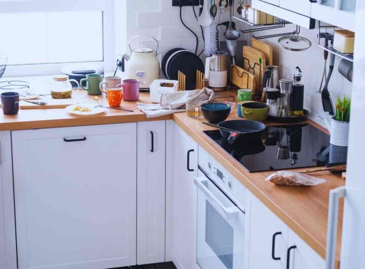 cucina piena di oggetti da sostituire