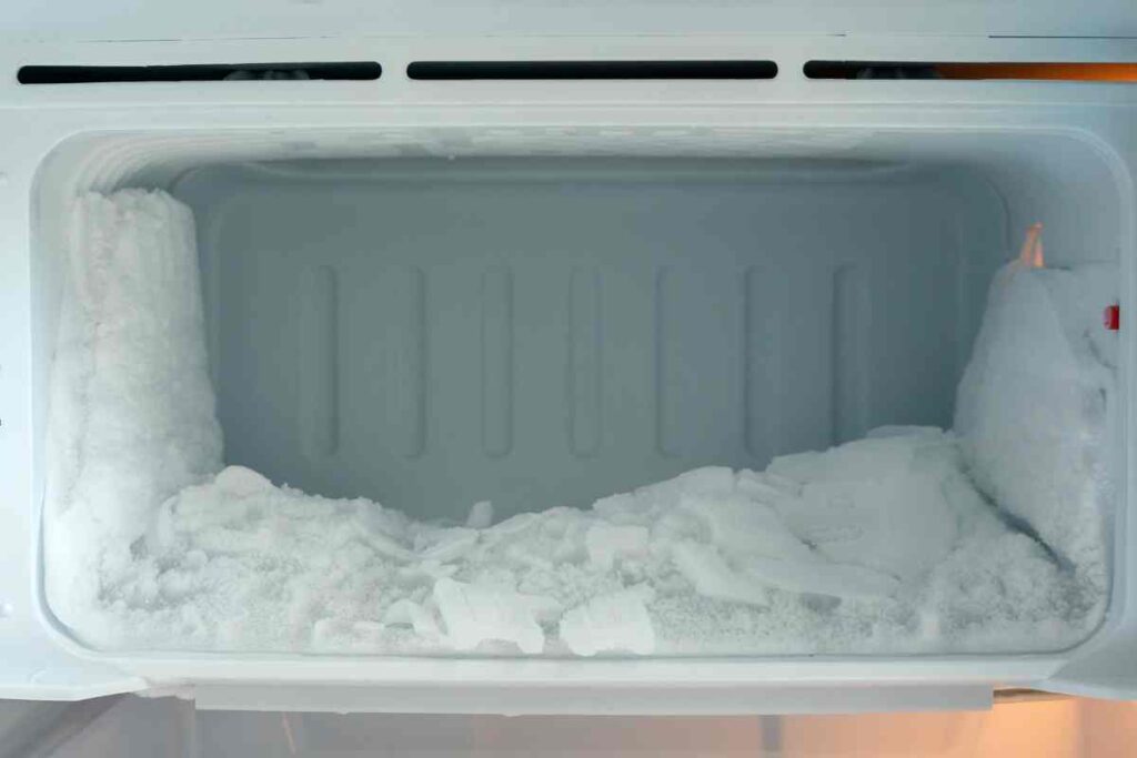 Il trucco segreto che può ‘salvarti’ in 2 minuti: cosa fare quando il freezer è completamente ghiacciato, i dettagli