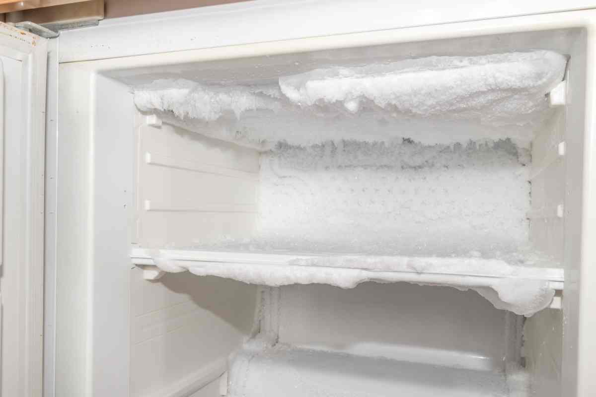 Il trucco segreto che può ‘salvarti’ in 2 minuti: cosa fare quando il freezer è completamente ghiacciato