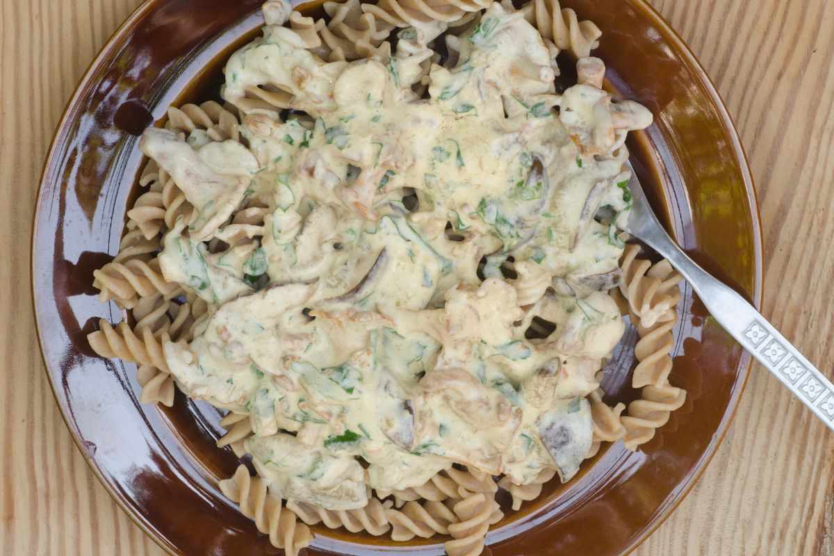 pasta cremosa con sugo di funghi e noci