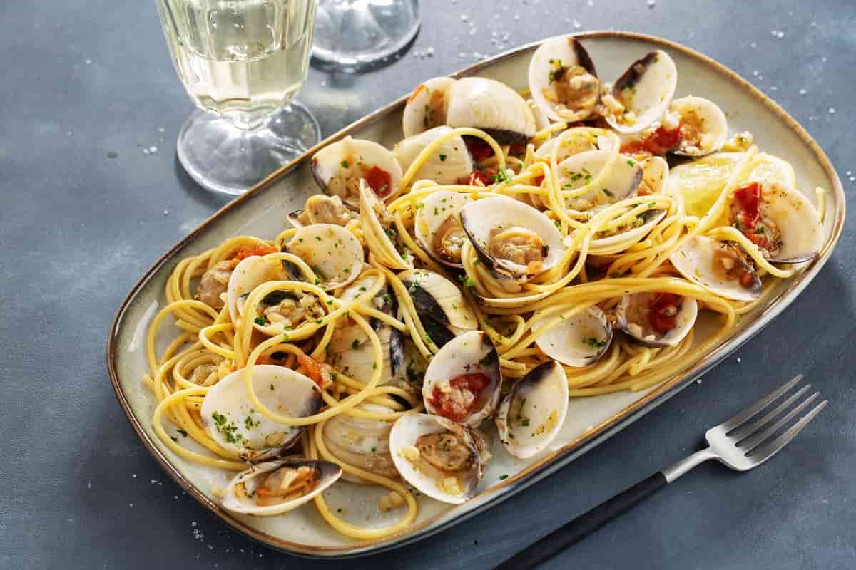 come preparare gli spaghetti a vongole con il tocco segreto di antonino cannavacciuolo
