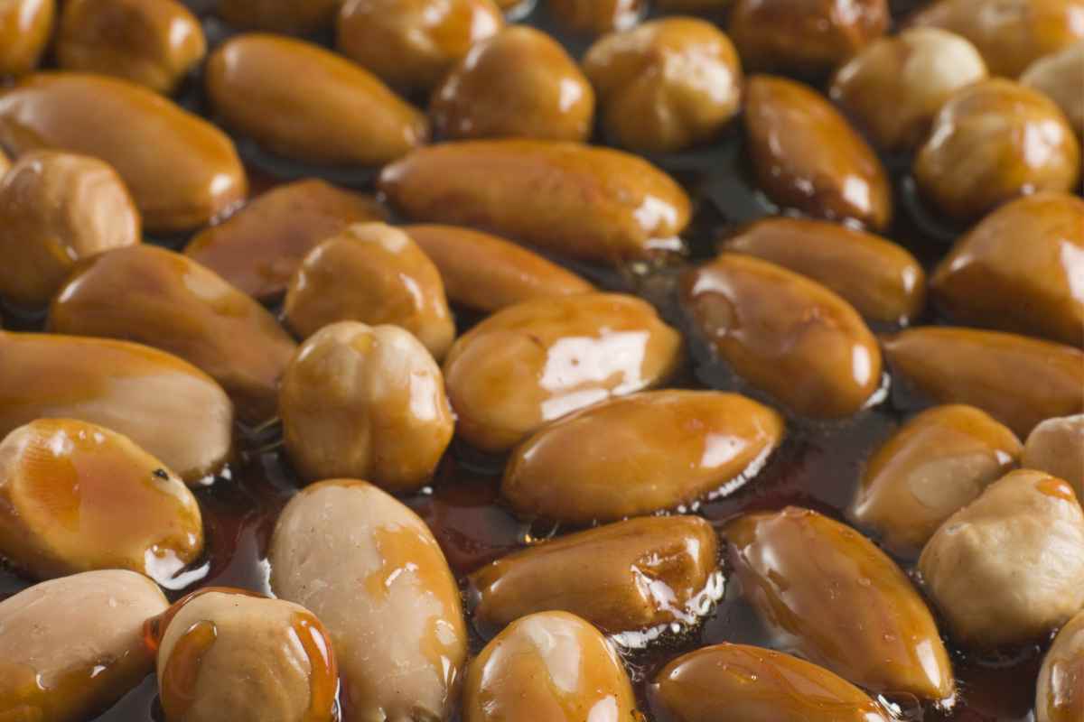 Divano, coperta, bel film e...mandorle pralinate, tutti i dettagli