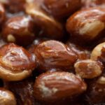 Divano, coperta, bel film e...mandorle pralinate