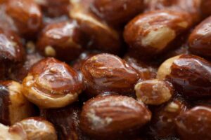 Divano, coperta, bel film e...mandorle pralinate