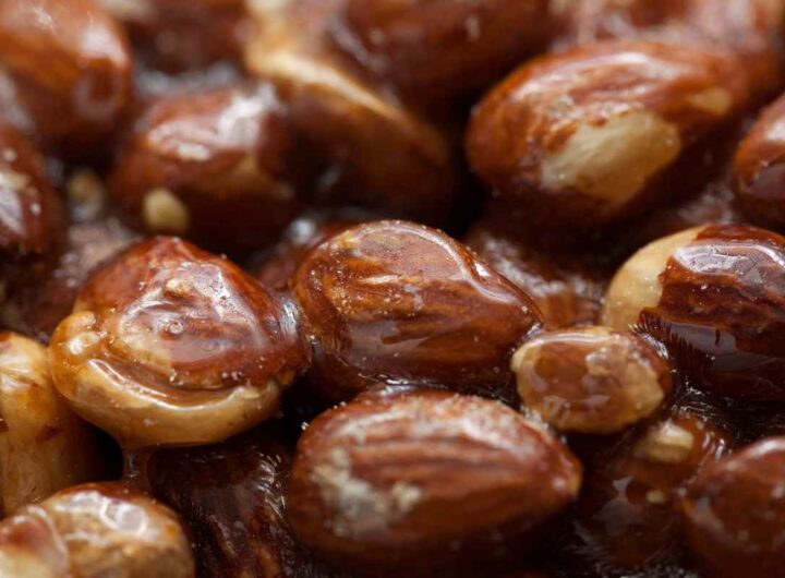 Divano, coperta, bel film e...mandorle pralinate