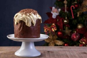 Dopo la cottura, questo dolce tradizionale viene infatti capovolto e lasciato raffreddare “a testa in giù”. Questa pratica,