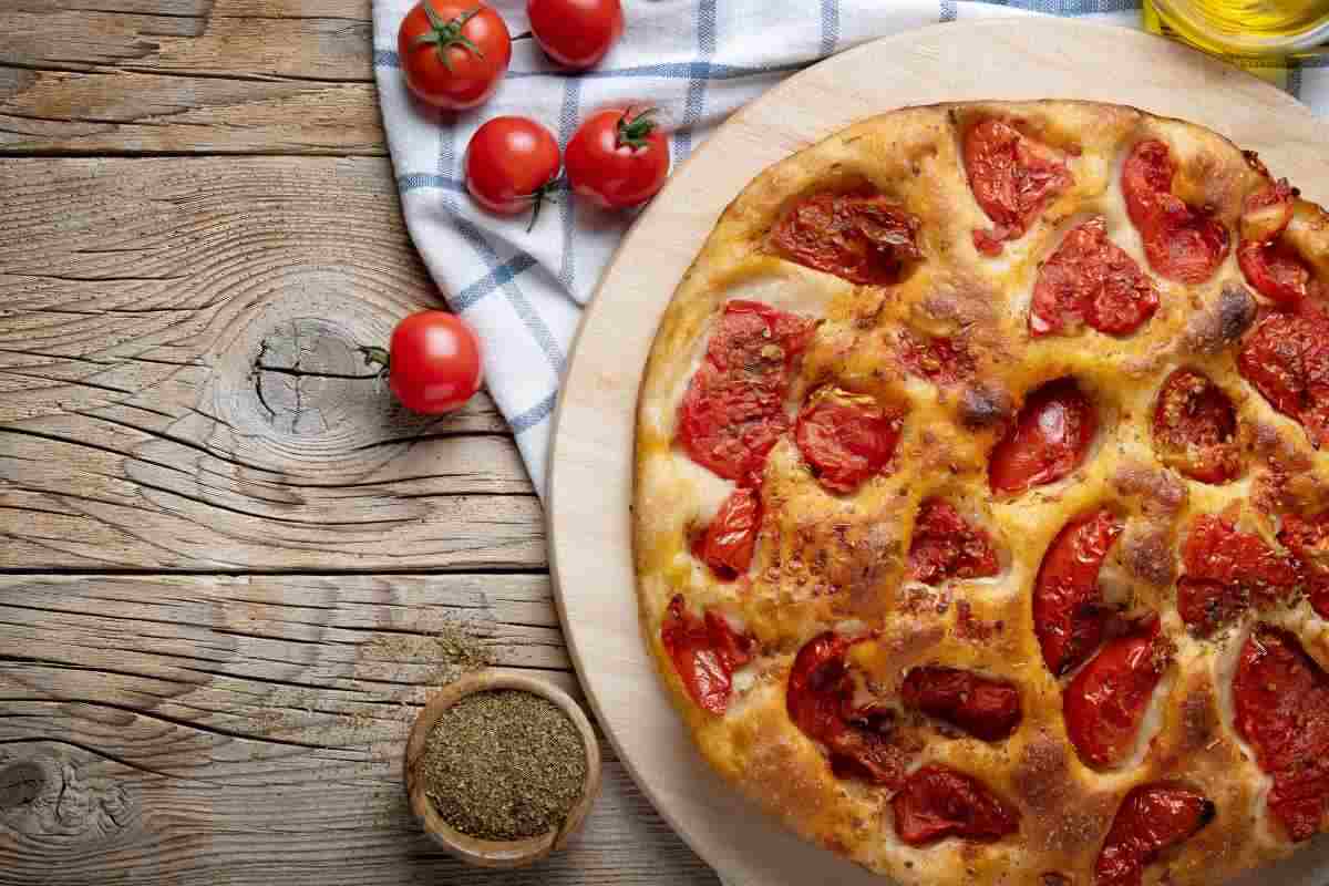Focaccia da sogno in un borgo sul mare