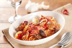 spaghetti vongole alla puttanesca ricetta