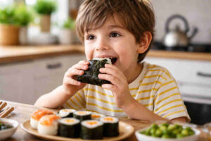 Bambino che mangia del sushi in cucina casalinga