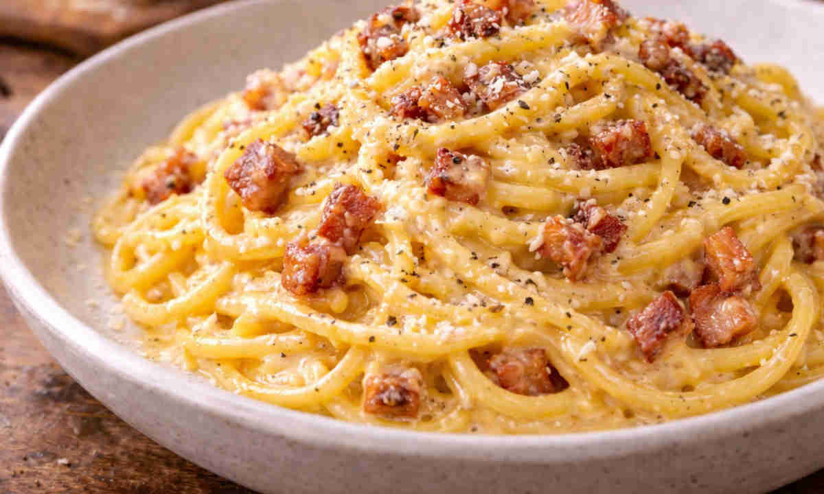 Piatto di spaghetti alla carbonara con la pancetta al posto del guanciale