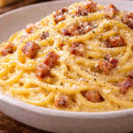 Piatto di spaghetti alla carbonara con la pancetta al posto del guanciale