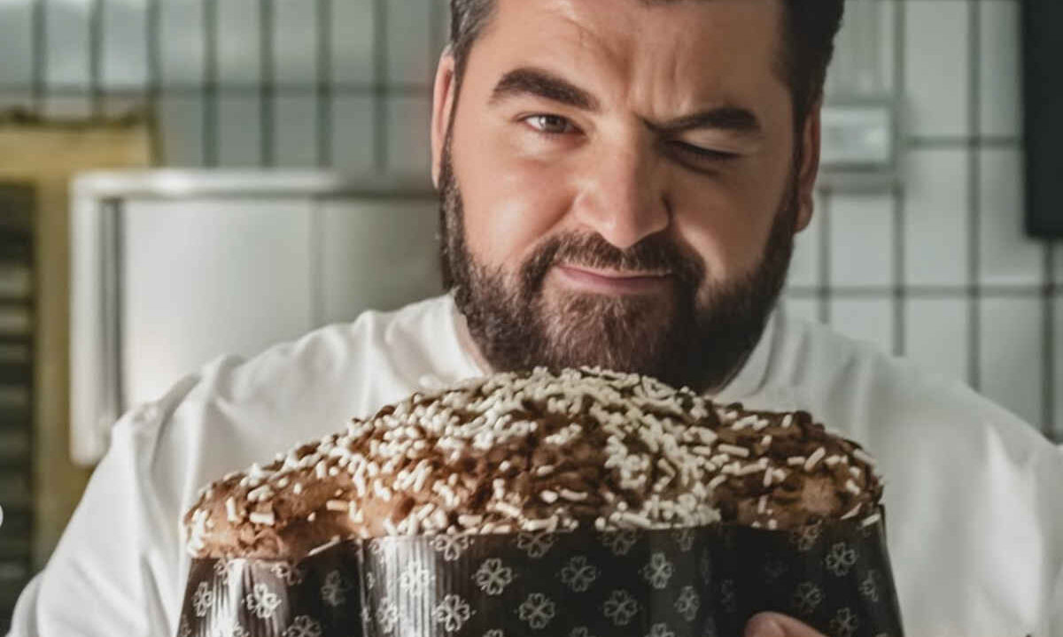 Chef Cannavacciuolo con in mano una colomba pasquale creata da lui