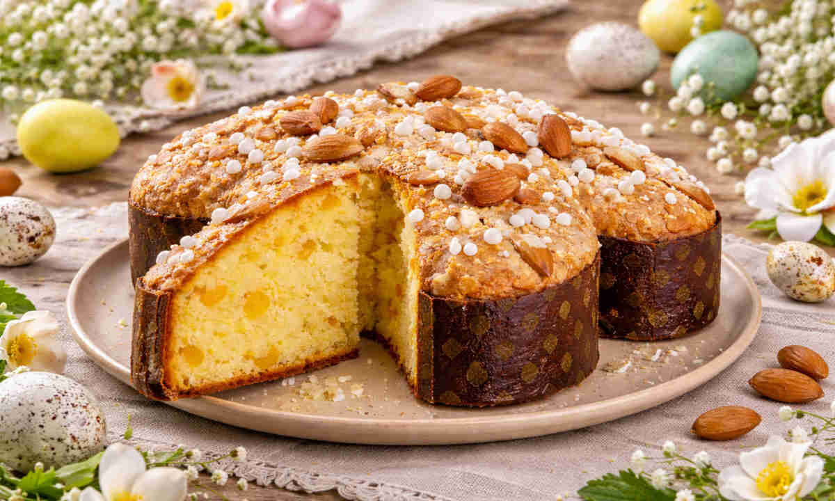 Colomba pasquale su tavola imbandita a festa