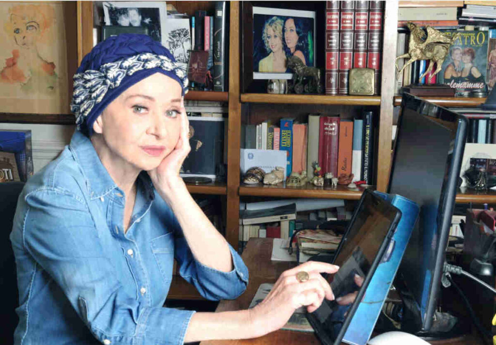 Primo piano di Enrica Bonaccorti nel suo studio