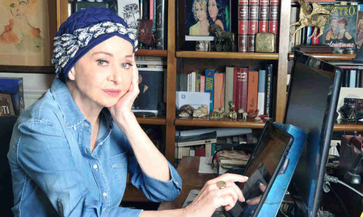 Primo piano di Enrica Bonaccorti nel suo studio