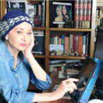 Primo piano di Enrica Bonaccorti nel suo studio