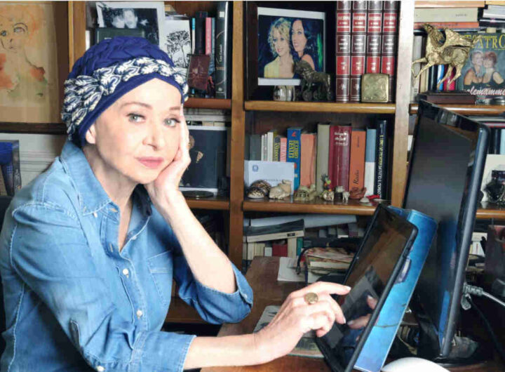 Primo piano di Enrica Bonaccorti nel suo studio