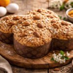 Colomba pasquale tradizionale su tagliere di legno