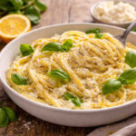 Primo piano di una pasta cremosa con ricotta e limone