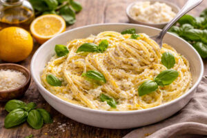 Primo piano di una pasta cremosa con ricotta e limone