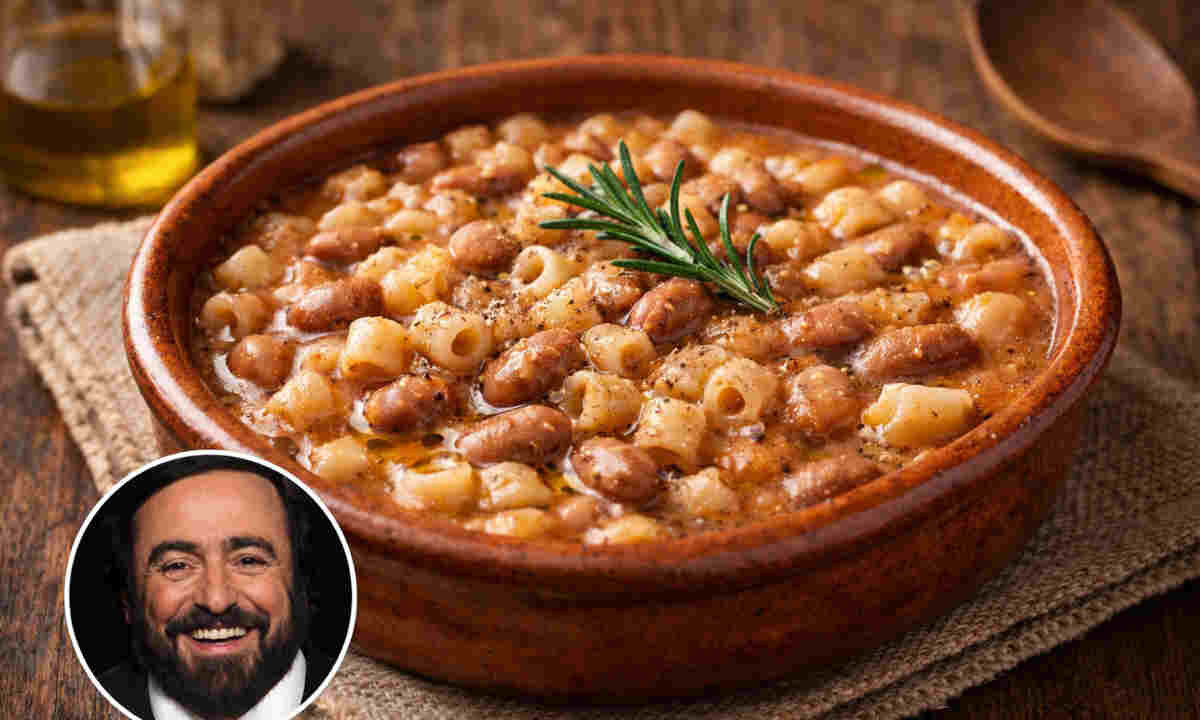 Ciotola in coccio con all'interno una pasta e fagioli profumata e cremosa e in un angolo la foto del cantante lirico Luciano Pavarotti