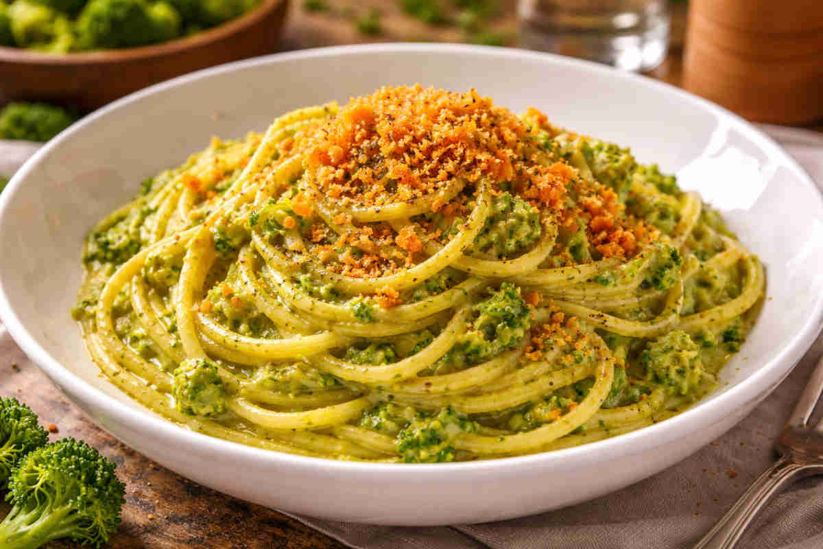 Spaghetti broccoli e bottarga in piatto di ceramica bianco