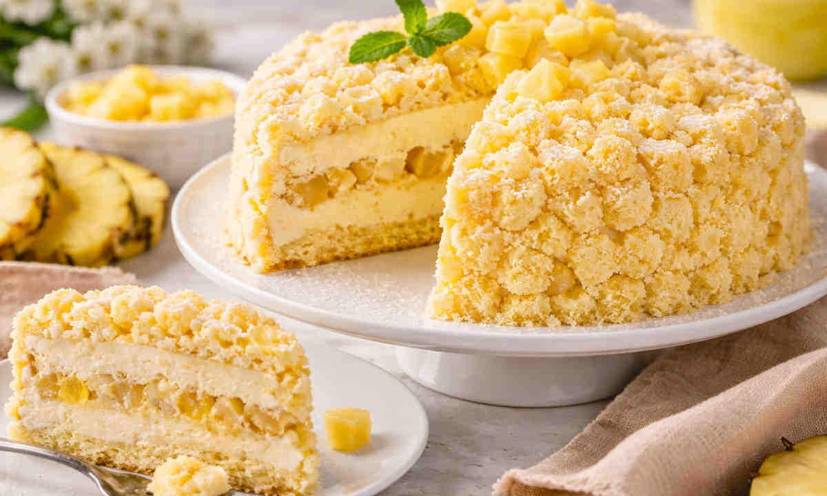 Piatto da portata con una torta mimosa all'ananas fresca e golosa