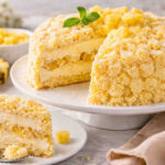 Piatto da portata con una torta mimosa all'ananas fresca e golosa