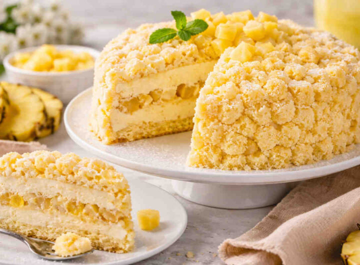 Piatto da portata con una torta mimosa all'ananas fresca e golosa