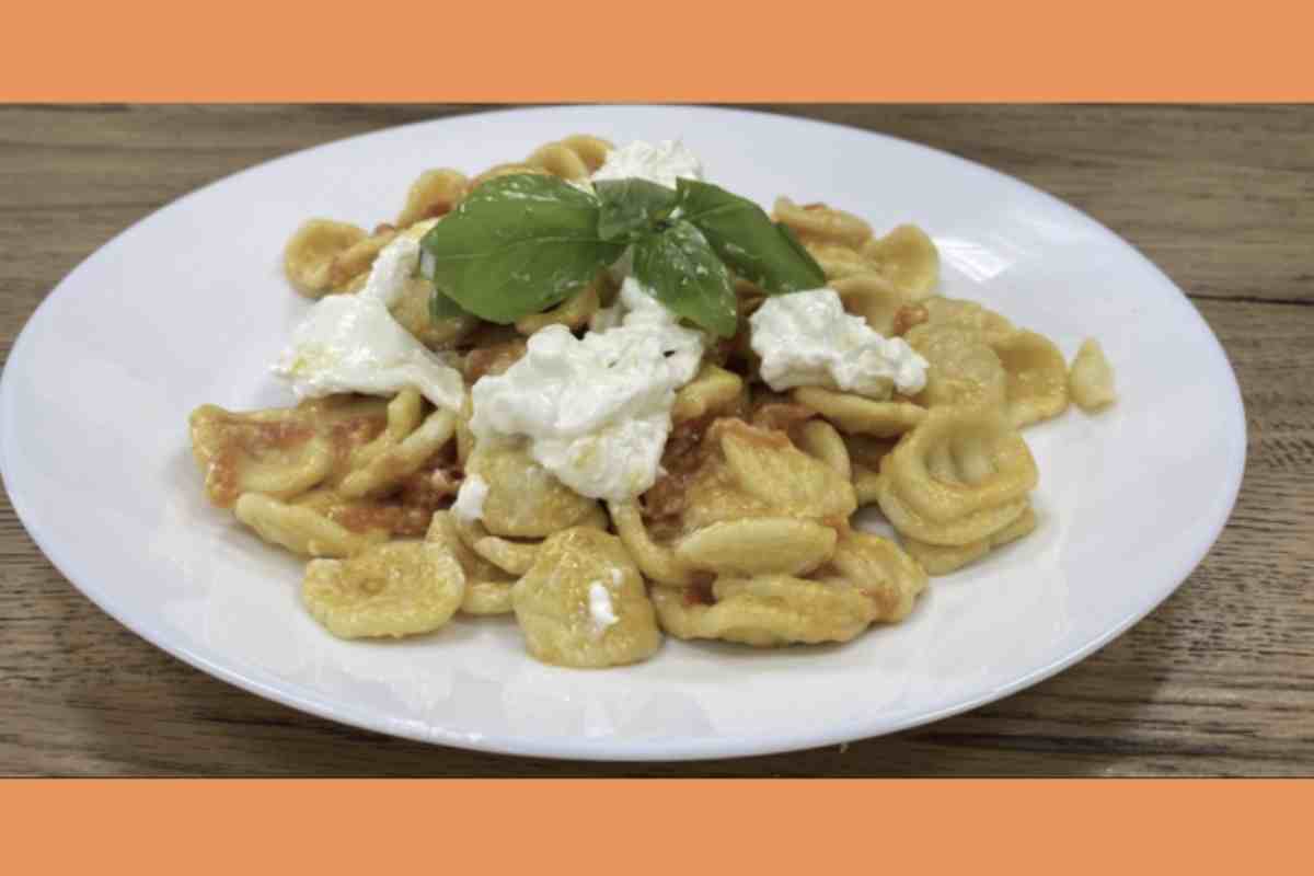 A questo punto succede il passaggio che trasforma la ricetta. Una parte dei pomodorini viene messa da parte, mentre il resto finisce nel mixer