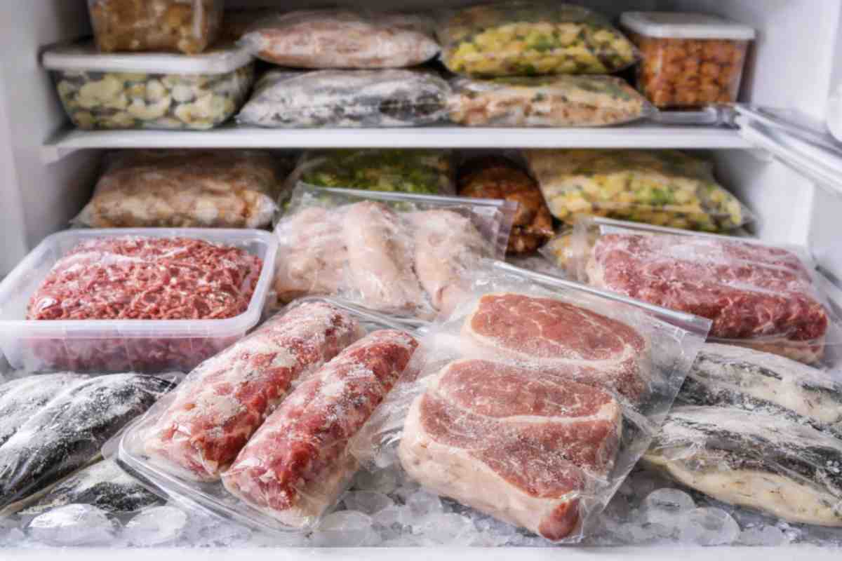 Aprire il freezer e trovare carne conservata da mesi è una scena comune, quasi rassicurante. Eppure, dietro quella sicurezza