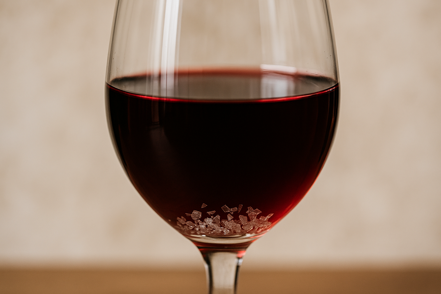 Diamanti nel vino: cosa sono i cristalli di tartrato e perché non devi preoccuparti