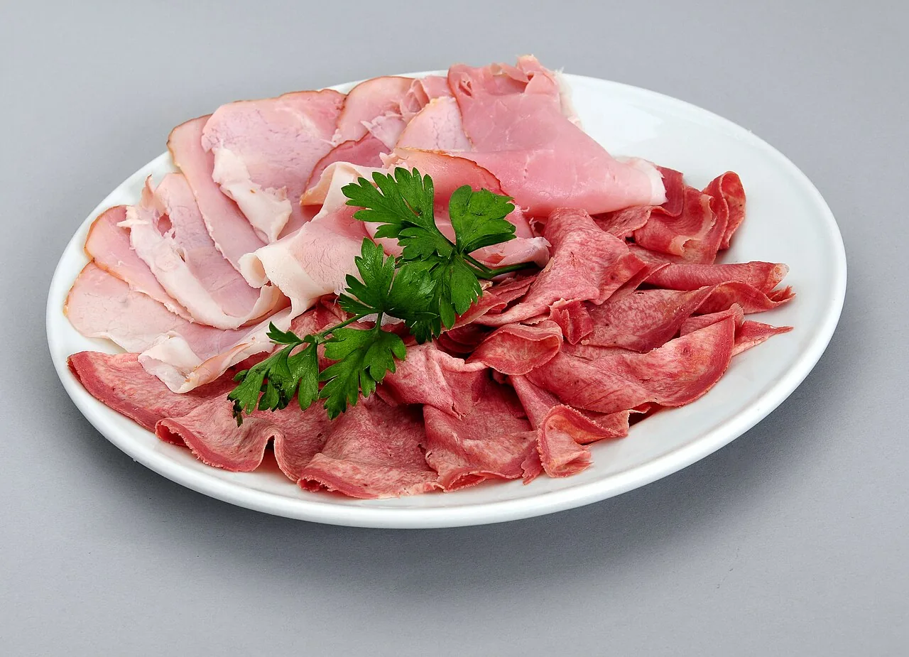 Prosciutto cotto grigio: perché il colore rosa non è naturale