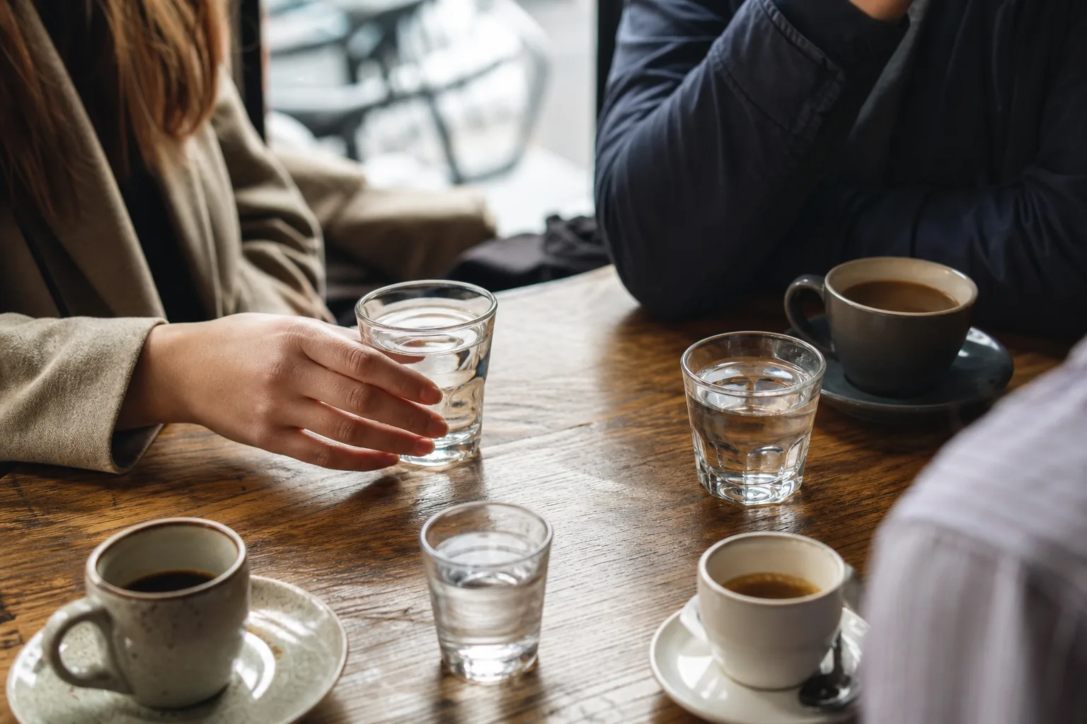Bicchiere d'acqua con il caffè: prima o dopo? La risposta dell'esperto